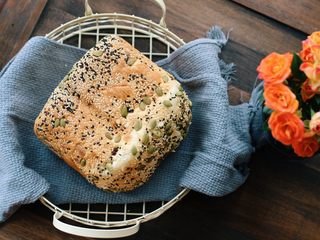 16、面包机版红枣果仁面包,成品