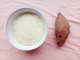 1、番薯粥,先准备好大米和番薯