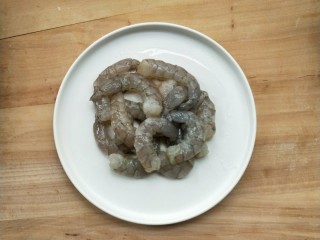 2、营养虾仁健康水果沙拉,去头剥壳。