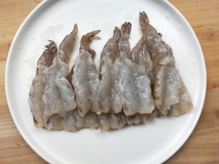 3、营养虾仁健康水果沙拉,开背去虾线，洗净。