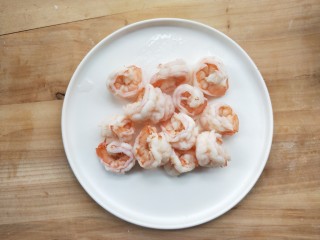 4、营养虾仁健康水果沙拉,烧开水，放入剥好的虾，汆烫熟，捞出沥干，稍微放凉。