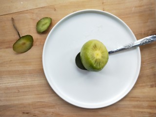 6、营养虾仁健康水果沙拉,猕猴桃切去两端，用勺子转一圈就可以完整去出猕猴桃肉，切块。