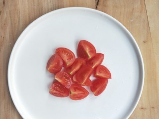 7、营养虾仁健康水果沙拉,圣女果洗净，切块。