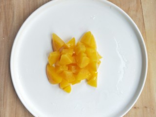 8、营养虾仁健康水果沙拉,黄桃切块。