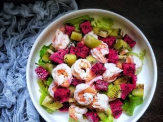 11、营养虾仁健康水果沙拉,家里没有黄桃的朋友也可以如图这样，也可以用草莓????橙子????代替水果。也可以加适量坚果和葡萄干，喜欢的朋友试试吧！