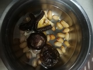 1、懒人焖饭,第一回来洗香菇，泡香菇，忽略我的花生，顺手丢下去了。