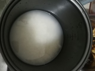 2、懒人焖饭,洗米煮饭，比平时放少一点水，因为一会儿会放汁。