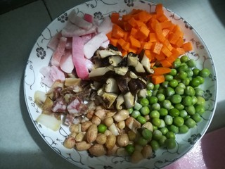 3、懒人焖饭,煮饭的时候我们可以开始准备菜了，胡萝卜切丁，切腊肠腊肉，我花生也切了，切猪肉我冰箱里没猪肉了就剩下猪皮凑合一下没有猪肉也可以的，放其他就是热狗火腿也行。香菇没泡开也切了一会儿煮一下就软了。