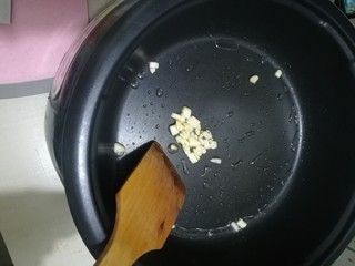 4、懒人焖饭,热油炒蒜