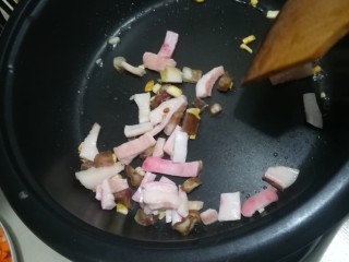 5、懒人焖饭,先炒肉、腊肉腊肠