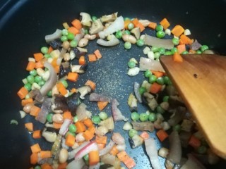 6、懒人焖饭,然后放胡萝卜炒，然后其他配菜都丢下去炒，加点盐，胡椒粉，炒