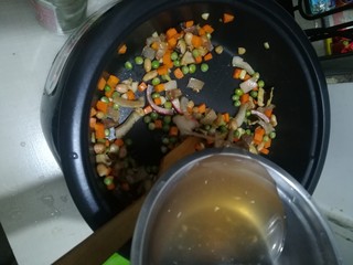 7、懒人焖饭,加水，我放泡香菇那个水，盖上盖子，煮到香菇豆子熟了就行