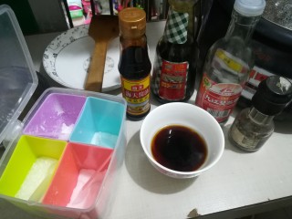8、懒人焖饭,调酱汁，酱油，老抽，料酒，糖，豆粉混一起