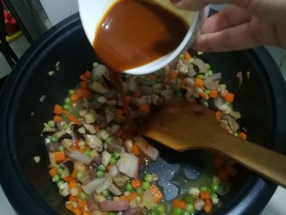 9、懒人焖饭,酱汁倒进去，煮开
