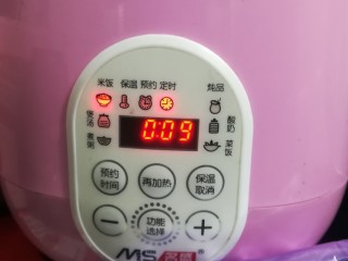 10、懒人焖饭,饭快好了，没有定时的就是看它很多烟快熟的时候