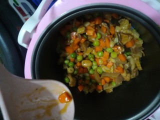 12、懒人焖饭,全倒进去了，然后关盖子，等饭熟，就差不多了，再焖一下也行。