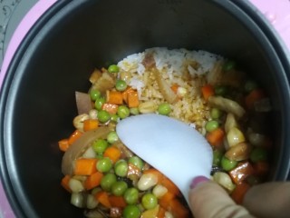 13、懒人焖饭,饭好了，拌一下