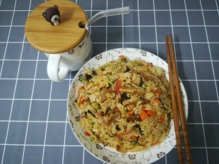 14、懒人焖饭,上碟，如果有香菜葱花就完美了。腊味很像，豌豆粉粉的，香菇的味道，胡萝卜的爽脆，花生的嚼劲，米饭也吸收了酱汁的味道，层次感很好，会很不小心就吃多的一个饭。