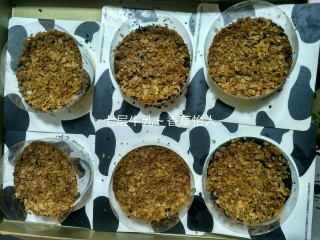 3、好吃到爆的七层牛乳蛋糕（改良版）,巧克力薄脆饼底制作（第三层）:液化白巧克力，榛子酱，液化黄油，可可百利脆片搅匀即可