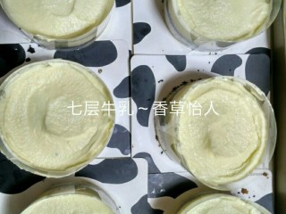 4、好吃到爆的七层牛乳蛋糕（改良版）,意大利奶豆腐慕斯层（第四层）:将牛奶分两等分，一份入锅同时加入黄油砂糖煮沸，一份加入淀粉搅匀，吉利丁片用冷水泡软，将煮沸的牛奶加入淀粉，稍微冷却在60度加入吉利丁片搅匀，最后晾凉，淡奶油打发到六成与牛奶溶液搅拌匀即可