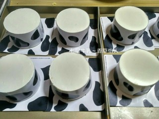 6、好吃到爆的七层牛乳蛋糕（改良版）,卡仕达酱层（第五层）:这一层同即将出的视频脆皮法棍泡芙馅，卡仕达酱:将蛋黄加细砂糖搅匀加入过筛的低筋面粉搅匀，牛奶将香草荚煮沸将香草荚拿出，将牛奶倒入蛋黄糊中回锅继续煮至浓稠，即成为蛋黄酱，将调好的卡仕达蛋黄酱和淡奶油混合即可，然后别忘了纸质围边都加上哈