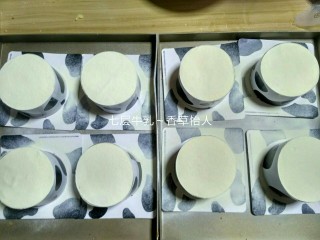 7、好吃到爆的七层牛乳蛋糕（改良版）,新西兰奶粉（第六层）:很简单，用筛网筛一层新西兰奶粉即可