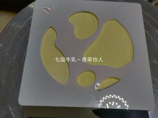 8、好吃到爆的七层牛乳蛋糕（改良版）,牛乳花纹层（第七层）:用这样的花纹磨具，也可以自制，轻轻筛出一层均匀的奥利奥碎即可出现漂亮的牛乳花纹啦