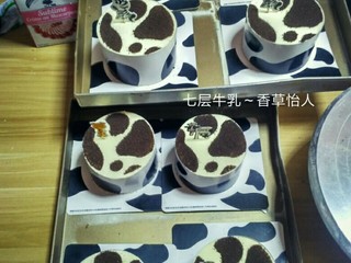 12、好吃到爆的七层牛乳蛋糕（改良版）,我没有那么的小牛插排，我插了些我自己的做生日蛋糕的插排也是很可爱滴哈