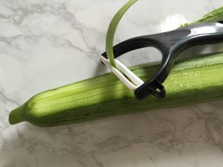 1、丝瓜酿虾,丝瓜洗净刨去皮。