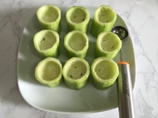 3、丝瓜酿虾,用挖球器在丝瓜挖出一个小坑。