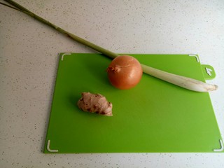 1、泰国冬阴功汤,准备好材料。洋葱，生姜，柠檬草全部切小片。