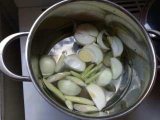 2、泰国冬阴功汤,准备一锅水加入全部的材料。要把洋葱。柠檬叶子，生姜片倒入锅中用中火煮，要把味道全部煮出来先。