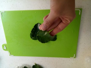 3、泰国冬阴功汤,把柠檬叶子拨开一片一片的。味道才会出来。