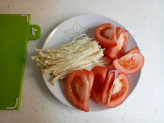 5、泰国冬阴功汤,把材料都切好。小块。这里可以加入自己喜欢的材料。