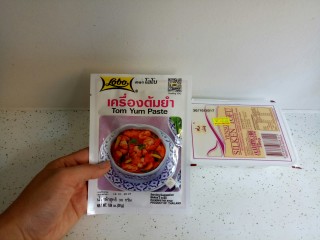 6、泰国冬阴功汤,这个冬阴功汤包，等汤里味道煮出来后加入这个汤包。豆腐是最后放的