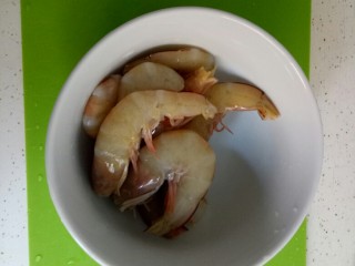 7、泰国冬阴功汤,准备好洗干净的虾。这里可以加鱿鱼都可以的。