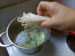 8、泰国冬阴功汤,汤煮大概30分钟以后放入金针菇。