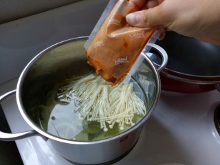 9、泰国冬阴功汤,再倒入冬阴功汤包。搅拌均匀。继续中火煮