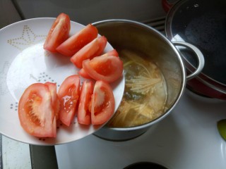 10、泰国冬阴功汤,再加入西红柿。