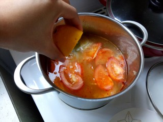 11、泰国冬阴功汤,煮沸以后加入1整粒的柠檬汁。煮大概5分钟