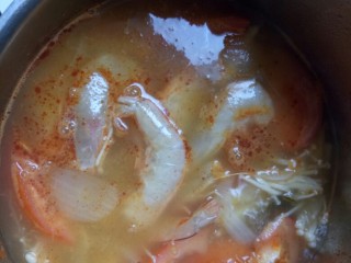 12、泰国冬阴功汤,倒入虾用中火煮