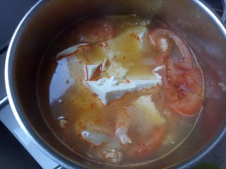 13、泰国冬阴功汤,最后加入豆腐煮2分钟左右就可以关火咯出炉咯。