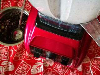 2、塑身解压食单之三文鱼,晚上睡前将红豆薏米黑芝麻加水入高压锅，定时到早上炖熟。早起加牛奶，入破壁机打成红豆薏米奶。