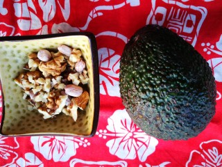 5、塑身解压食单之三文鱼,牛油果富含多种矿物质维生素，是其他植物水果所没有的。表皮变黑，里面的果肉才成熟可以食用。