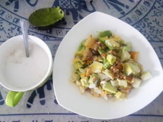 7、塑身解压食单之三文鱼,苹果、蛋、牛油果切丁，撒上核桃亚麻籽碎，浇上沙拉酱，拌匀。配上面包就可以开动了。