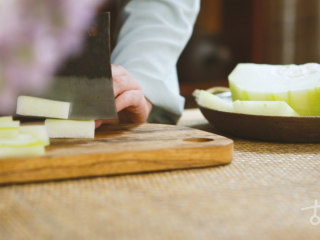 1、【冬瓜糖】童年夏日里的一块清凉甜香,冬瓜去皮去瓤，切小段；