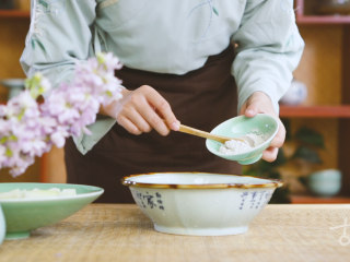 2、【冬瓜糖】童年夏日里的一块清凉甜香,清水中加入食用石灰搅拌均匀；