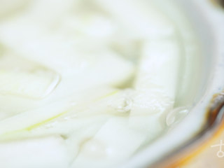 3、【冬瓜糖】童年夏日里的一块清凉甜香,把冬瓜条放入石灰水中泡六小时；