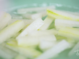4、【冬瓜糖】童年夏日里的一块清凉甜香,泡好的冬瓜条捞出来，放清水冲洗，再于清水中泡一小时，中间再换水两到三次；