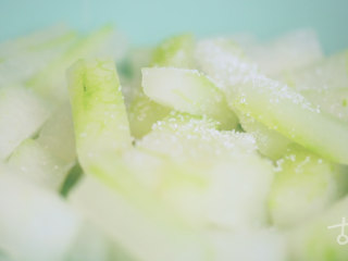 6、【冬瓜糖】童年夏日里的一块清凉甜香,取瓜条一半量的白糖，一层冬瓜块一层白糖铺好，冷藏腌制两天；